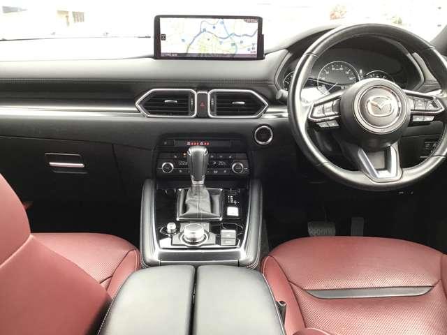 視線移動の少ない正面ゾーンに走行情報を配置、視界を妨げないセンターディスプレイの配置、センターディスプレイの操作はコマンダーコントロールで可能。運転に集中でき必要な情報を逃さないレイアウトです。