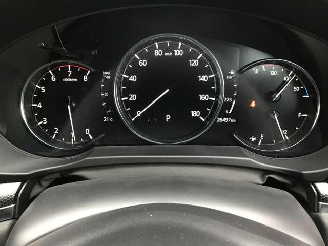 スポーティさを感じる３連メーター☆インフォメーション画面には平均燃費、瞬間燃費、後続可能距離などを表示出来ます☆