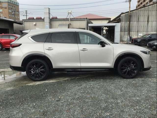 多人数乗用車でありながら実現した美しいプロポーション、３列シートＳＵＶでハンドリング、動力性能、ルックスを非常に高いレベルで満たし「走る歓び」を追求したクルマです。