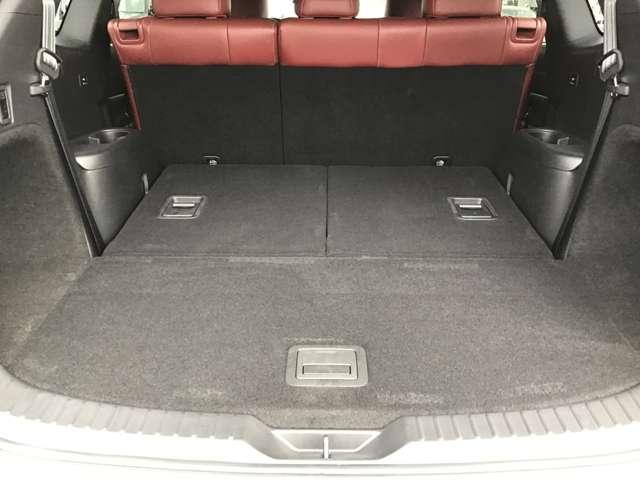 ラゲッジルームには荷物もしっかり積み込めます☆大きめのお荷物も後部座席を倒せるのでばっちりです☆