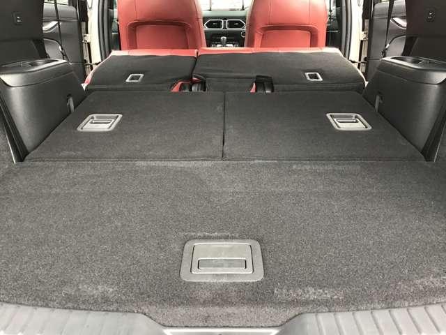 後部のシートを倒すとこんなに広々空間が！大きなお荷物を乗せる時でも心配ありません！