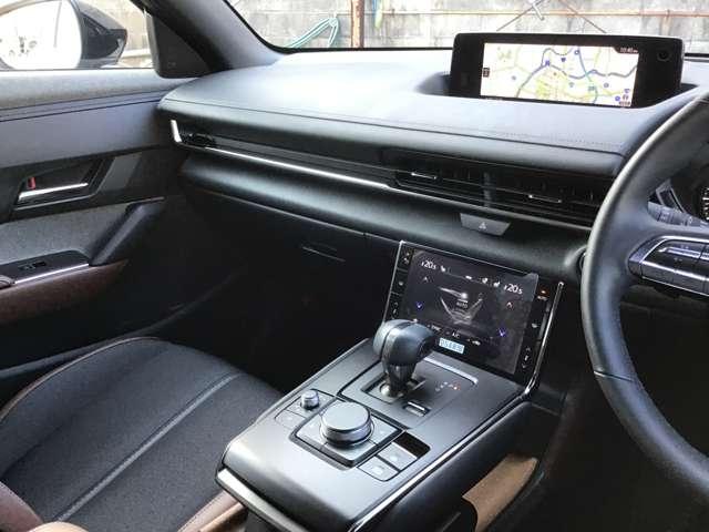 �����ړ��̏��Ȃ����ʃ]�[���ɑ��s����z�u�A���E��W���Ȃ��Z���^�[�f�B�X�v���C�̔z�u�A�Z���^�[�f�B�X�v���C�̑���̓R�}���_�[�R���g���[���ŉ\�B�^�]�ɏW���ł��K�v�ȏ��𓦂��Ȃ����C�A�E�g�ł��B