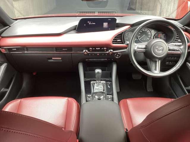 �����ړ��̏��Ȃ����ʃ]�[���ɑ��s����z�u�A���E��W���Ȃ��Z���^�[�f�B�X�v���C�̔z�u�A�Z���^�[�f�B�X�v���C�̑���̓R�}���_�[�R���g���[���ŉ\�B�^�]�ɏW���ł��K�v�ȏ��𓦂��Ȃ����C�A�E�g�ł��B