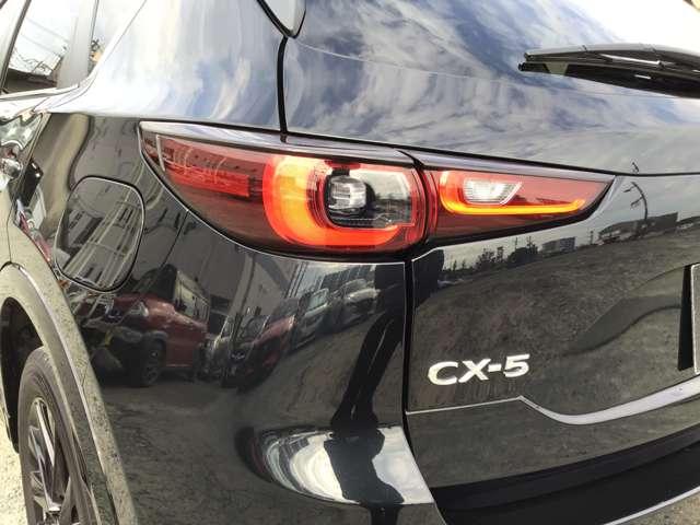 ＣＸ－５ ２．０　２０Ｓ　ブラックトーンエディション　２カメラドラレコアダプティブクルーズコン　アダクティブクルーズコントロール　パワーシート　フルセグ　アルミホイール　スマートキー　ｉ－ｓｔｏｐ　ＥＴＣ　バックカメラ　サイドエアバッグ　オートエアコン（14枚目）