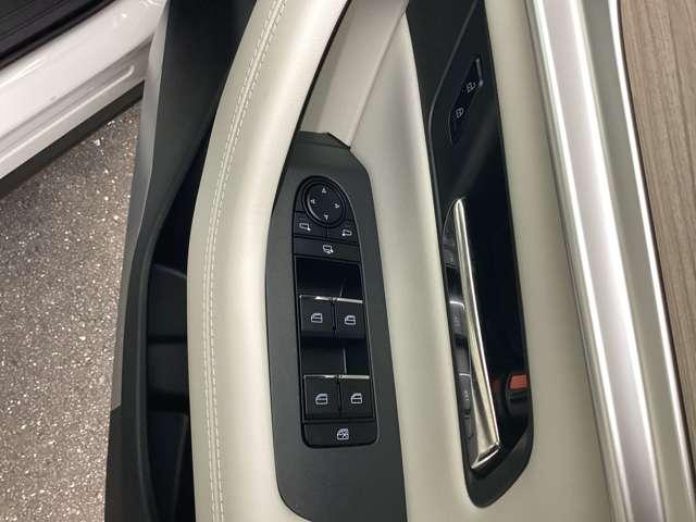 �p���[�E�C���h�E�d���i�[�t���h�A�~���[�X�C�b�`�́A�h�A�ɏW����