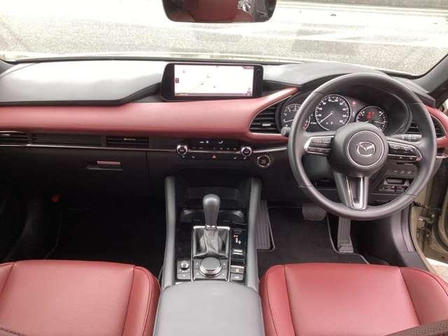 �����ړ��̏��Ȃ����ʃ]�[���ɑ��s����z�u�A���E��W���Ȃ��Z���^�[�f�B�X�v���C�̔z�u�A�Z���^�[�f�B�X�v���C�̑���̓R�}���_�[�R���g���[���ŉ\�B�^�]�ɏW���ł��K�v�ȏ��𓦂��Ȃ����C�A�E�g�ł��B