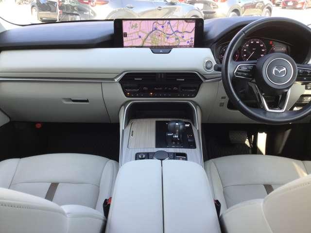 �����ړ��̏��Ȃ����ʃ]�[���ɑ��s����z�u�A���E��W���Ȃ��Z���^�[�f�B�X�v���C�̔z�u�A�Z���^�[�f�B�X�v���C�̑���̓R�}���_�[�R���g���[���ŉ\�B�^�]�ɏW���ł��K�v�ȏ��𓦂��Ȃ����C�A�E�g�ł��B