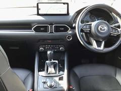 視線移動の少ない正面ゾーンに走行情報を配置、視界を妨げないセンターディスプレイの配置、センターディスプレイの操作はコマンダーコントロールで可能。運転に集中でき必要な情報を逃さないレイアウトです。 2