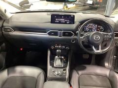 視線移動の少ない正面ゾーンに走行情報を配置、視界を妨げないセンターディスプレイの配置、センターディスプレイの操作はコマンダーコントロールで可能。運転に集中でき必要な情報を逃さないレイアウトです。 2