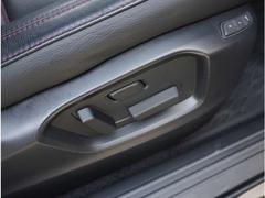 運転席はメモリー機能付きパワーシート採用です。シート調節がラクにおこなえます。 7