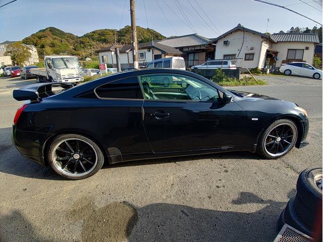 スカイライン ３７０ＧＴ　盗難防止システム　衝撃安全ボディ　運転席助手席エアバック　パワーステアリング　パワーウィンドウ　エアコン　ＡＢＳ　ＥＳＣオートマチック（10枚目）