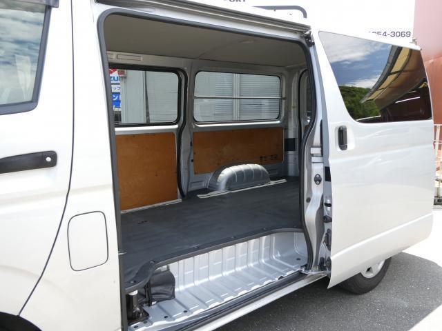 ハイエースバン ロングＤＸ　１年間１万キロ無償保証　４型　ＥＴＣ　純正キーレス　両側スライド　運転席エアバック　パワーウィンドウ　１００Ｖ電源　ターボ　排ガス浄化装置　レベライザー　ゴムマット　集中ドアロック（5枚目）