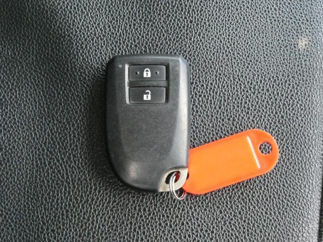 ハイエースバン スーパーＧＬ　ダークプライム　１年間１万キロ無償保証　４型　ＢＴ対応ナビ　バックカメラ　フルセグＴＶ　ＥＴＣ　スマートキー　ベッドキット　スライドレール　シートカバー　ホワイトレター　ＬＥＤヘッド　オートライト　フォグランプ（11枚目）