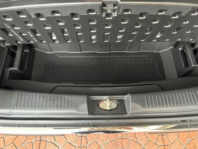 �g�����N�̉��ɂ͎��[�X�y�[�X�����