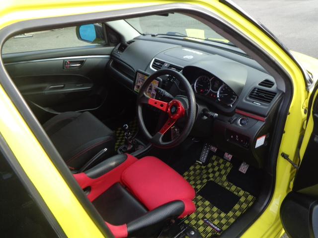 スイフトスポーツ ベースグレード　ＨＫＳ車高調　社外ハンドル　社外マフラー　社外ホイール　エアクリーナー　社外テール　ディスプレイオーディオ　フルセグＴＶ　デジタルインナーミラー　純正シートマフラー有り　ドライブレコーダー　ＥＴＣ（7枚目）