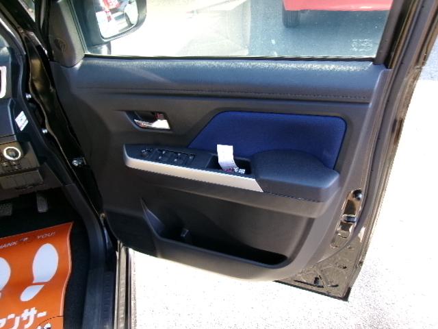 スマートキーはポケットやバッグに入れたまま、エンジン始動等が可能です。特に女性の方はバッグからカギを取りだす手間が省けて便利ですよ。