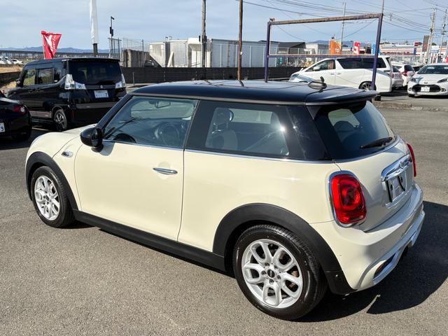 MINI クーパーS 6速ミツション ターボ 革シート 純正アルミホイール シートヒーター 前後フォグライト キーレス ナビ 本革巻きステアリング オートライト Bluetooth プッシュスタート サンルーフ(4枚目)