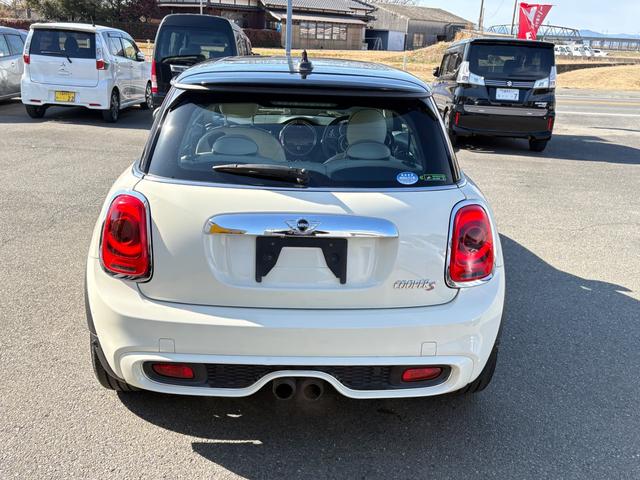 MINI クーパーS 6速ミツション ターボ 革シート 純正アルミホイール シートヒーター 前後フォグライト キーレス ナビ 本革巻きステアリング オートライト Bluetooth プッシュスタート サンルーフ(5枚目)