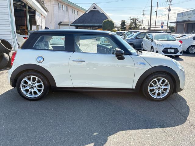 MINI クーパーS 6速ミツション ターボ 革シート 純正アルミホイール シートヒーター 前後フォグライト キーレス ナビ 本革巻きステアリング オートライト Bluetooth プッシュスタート サンルーフ(6枚目)