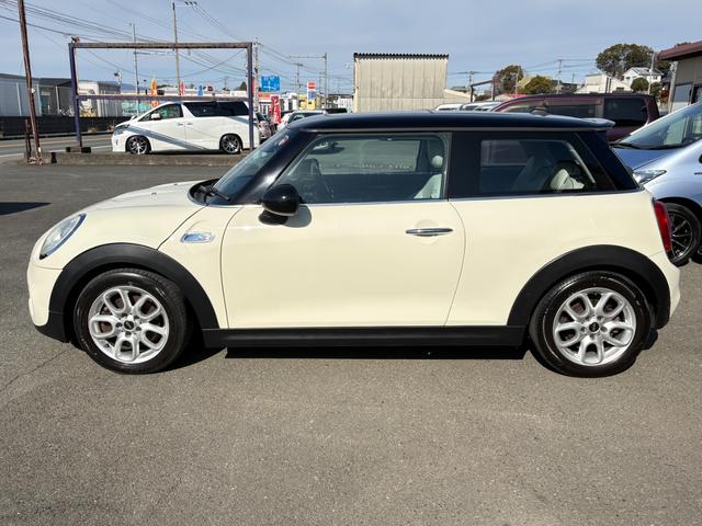 MINI クーパーS 6速ミツション ターボ 革シート 純正アルミホイール シートヒーター 前後フォグライト キーレス ナビ 本革巻きステアリング オートライト Bluetooth プッシュスタート サンルーフ(7枚目)