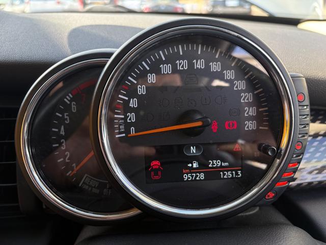 MINI クーパーS 6速ミツション ターボ 革シート 純正アルミホイール シートヒーター 前後フォグライト キーレス ナビ 本革巻きステアリング オートライト Bluetooth プッシュスタート サンルーフ(14枚目)