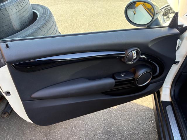 MINI クーパーS 6速ミツション ターボ 革シート 純正アルミホイール シートヒーター 前後フォグライト キーレス ナビ 本革巻きステアリング オートライト Bluetooth プッシュスタート サンルーフ(18枚目)