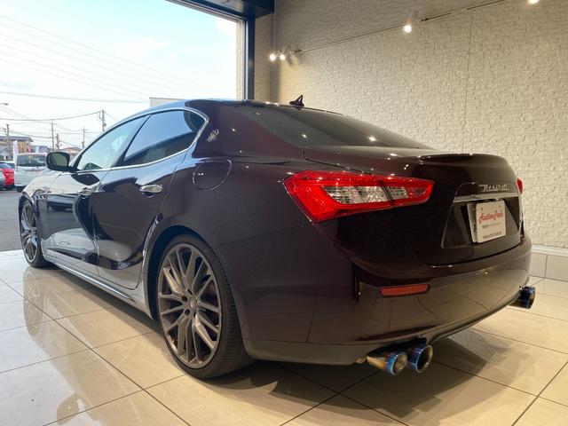 ギブリ Ｓ　右Ｈ　サンルーフ　２１インチチターノホイール　レッドキャリパー　パドルシフト　フルレザーシート　スカイフックサスペンション　パワークラフトマフラー　バルブ開閉スイッチあり　ＥＢＭ　バックカメラ（8枚目）