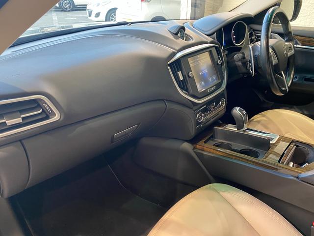 ギブリ Ｓ　右Ｈ　サンルーフ　２１インチチターノホイール　レッドキャリパー　パドルシフト　フルレザーシート　スカイフックサスペンション　パワークラフトマフラー　バルブ開閉スイッチあり　ＥＢＭ　バックカメラ（28枚目）