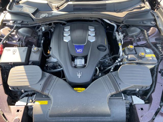 ギブリ Ｓ　右Ｈ　サンルーフ　２１インチチターノホイール　レッドキャリパー　パドルシフト　フルレザーシート　スカイフックサスペンション　パワークラフトマフラー　バルブ開閉スイッチあり　ＥＢＭ　バックカメラ（30枚目）