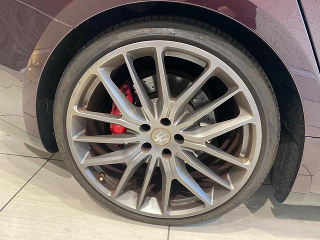 ギブリ Ｓ　右Ｈ　サンルーフ　２１インチチターノホイール　レッドキャリパー　パドルシフト　フルレザーシート　スカイフックサスペンション　パワークラフトマフラー　バルブ開閉スイッチあり　ＥＢＭ　バックカメラ（31枚目）