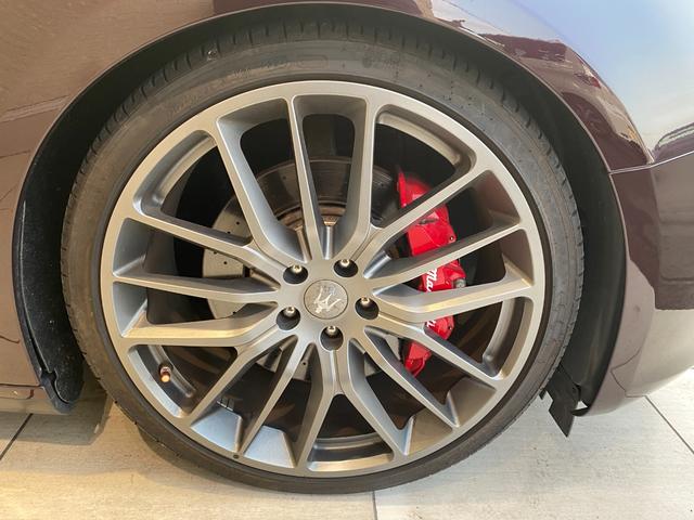 ギブリ Ｓ　右Ｈ　サンルーフ　２１インチチターノホイール　レッドキャリパー　パドルシフト　フルレザーシート　スカイフックサスペンション　パワークラフトマフラー　バルブ開閉スイッチあり　ＥＢＭ　バックカメラ（33枚目）