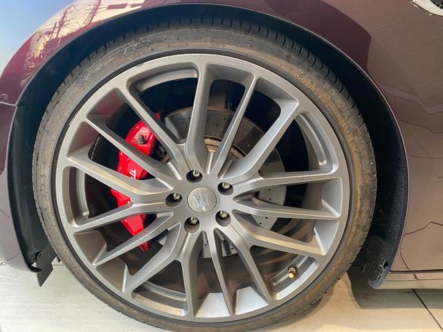 ギブリ Ｓ　右Ｈ　サンルーフ　２１インチチターノホイール　レッドキャリパー　パドルシフト　フルレザーシート　スカイフックサスペンション　パワークラフトマフラー　バルブ開閉スイッチあり　ＥＢＭ　バックカメラ（34枚目）