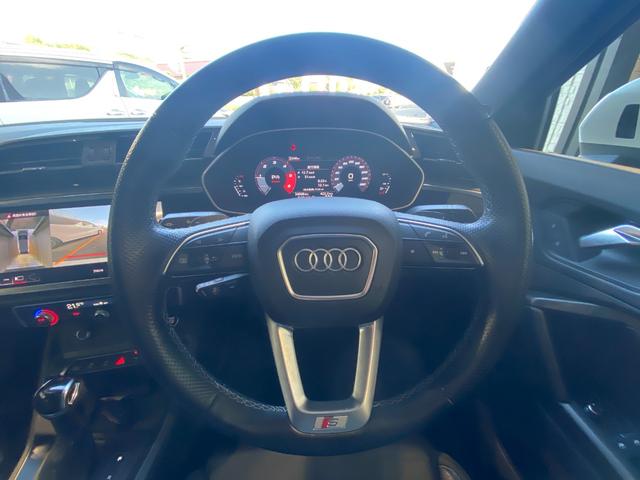 Ｑ３スポーツバック ３５ＴＤＩクワトロ　Ｓライン　３５ＴＤＩクワトロ　Ｓライン　３６０℃カメラ　パワーバックドア　置くだけ充電　シートヒーター　コーナーセンサー（14枚目）