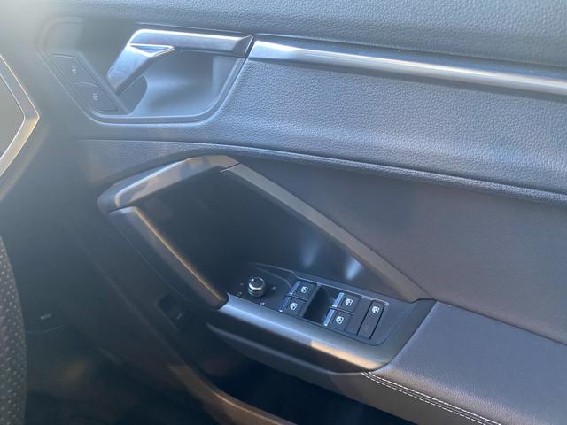 Ｑ３スポーツバック ３５ＴＤＩクワトロ　Ｓライン　３５ＴＤＩクワトロ　Ｓライン　３６０℃カメラ　パワーバックドア　置くだけ充電　シートヒーター　コーナーセンサー（24枚目）