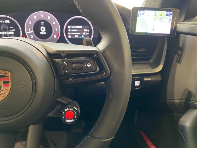 ９１１ ９１１カレラ　Ｔｙｐｅ９９２．２　ガラスルーフ　スポーツクロノ　スポーツエグゾースト　ルーフライナーアルカンターラ　ＨＤマトリクスヘッド　カレラＳホイール（２０／２１インチ）スポーツデザインサイドスカート（16枚目）