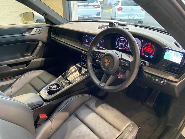 ９１１ ９１１カレラ　Ｔｙｐｅ９９２．２　ガラスルーフ　スポーツクロノ　スポーツエグゾースト　ルーフライナーアルカンターラ　ＨＤマトリクスヘッド　カレラＳホイール（２０／２１インチ）スポーツデザインサイドスカート（27枚目）