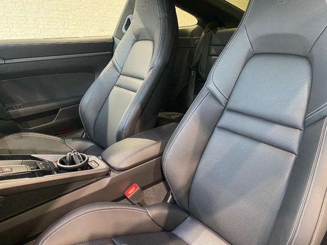 ９１１ ９１１カレラ　Ｔｙｐｅ９９２．２　ガラスルーフ　スポーツクロノ　スポーツエグゾースト　ルーフライナーアルカンターラ　ＨＤマトリクスヘッド　カレラＳホイール（２０／２１インチ）スポーツデザインサイドスカート（31枚目）