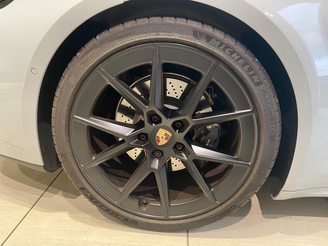 ９１１ ９１１カレラ　Ｔｙｐｅ９９２．２　ガラスルーフ　スポーツクロノ　スポーツエグゾースト　ルーフライナーアルカンターラ　ＨＤマトリクスヘッド　カレラＳホイール（２０／２１インチ）スポーツデザインサイドスカート（38枚目）