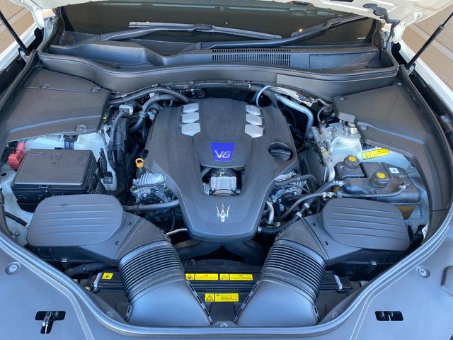 レヴァンテ Ｓグランスポーツ　サンルーフ　リアエンターテイメント　全方位カメラ　ネリッシモパッケージ　赤革シート　パワートランク　シートメモリー　シートヒーター　純正２１インチＡＷ（37枚目）