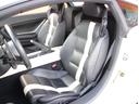 ブラックのレザーシートを装備し、運転席と助手席のシートにはホワイトのストライプが付加されています!センターコンソール全面にホワイトレザーを使用しています!