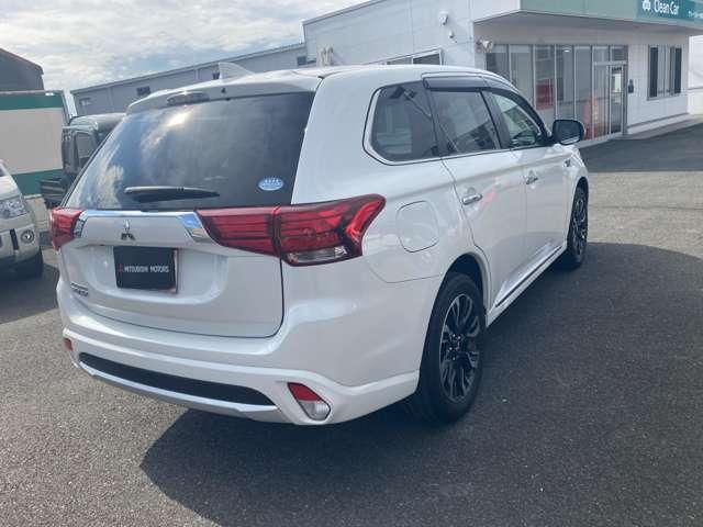 アウトランダーPHEV Gプレミアムパッケージ ナビ ドラレコ ETC 認定保証 電動シート バックモニター ワンオーナー 4WD ETC DVD再生 記録簿 メモリナビ ナビ クルーズコントロール サイドカメラ 寒冷地仕様 エアバッグ エコモード(7枚目)