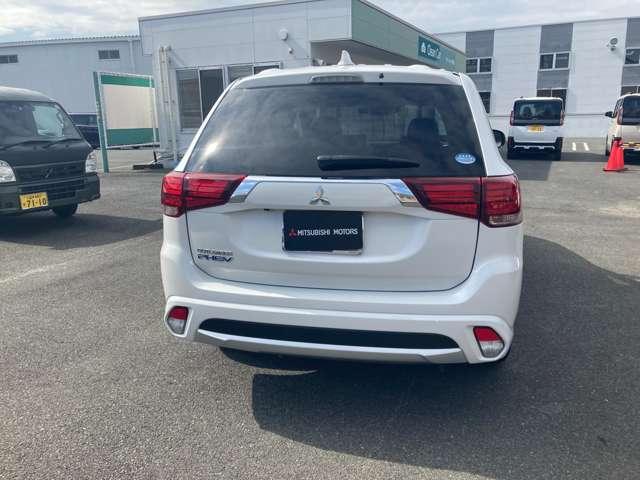 アウトランダーPHEV Gプレミアムパッケージ ナビ ドラレコ ETC 認定保証 電動シート バックモニター ワンオーナー 4WD ETC DVD再生 記録簿 メモリナビ ナビ クルーズコントロール サイドカメラ 寒冷地仕様 エアバッグ エコモード(8枚目)