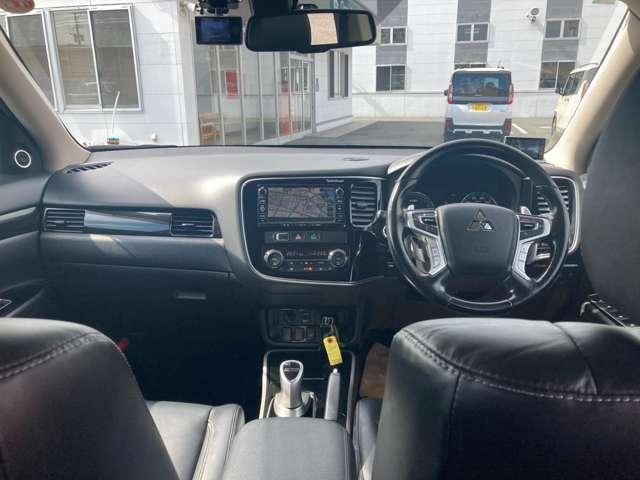 アウトランダーPHEV Gプレミアムパッケージ ナビ ドラレコ ETC 認定保証 電動シート バックモニター ワンオーナー 4WD ETC DVD再生 記録簿 メモリナビ ナビ クルーズコントロール サイドカメラ 寒冷地仕様 エアバッグ エコモード(12枚目)