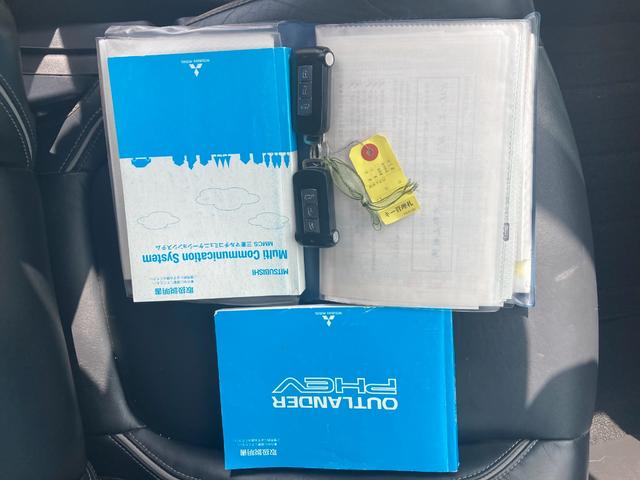 アウトランダーPHEV Gプレミアムパッケージ ナビ ドラレコ ETC 認定保証 電動シート バックモニター ワンオーナー 4WD ETC DVD再生 記録簿 メモリナビ ナビ クルーズコントロール サイドカメラ 寒冷地仕様 エアバッグ エコモード(31枚目)