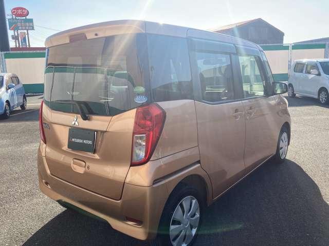 【プライバシーガラスで安心☆】車内が外部から見えにくいので貴重品やプライバシーを守れるのはもちろん，エアコンの冷却効果を上げたり紫外線カットなど嬉しい機能満載です！