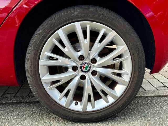 ジュリエッタ スーパー　正規輸入車　キセノンヘッドライト　レザーインテリア　電動シート　シートヒーター　キーレスエントリー　ナビ　フルセグＴＶ　バックカメラ　障害物センサー　ワンオーナー　禁煙車（9枚目）