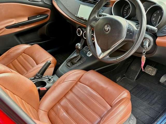 ジュリエッタ スーパー　正規輸入車　キセノンヘッドライト　レザーインテリア　電動シート　シートヒーター　キーレスエントリー　ナビ　フルセグＴＶ　バックカメラ　障害物センサー　ワンオーナー　禁煙車（12枚目）