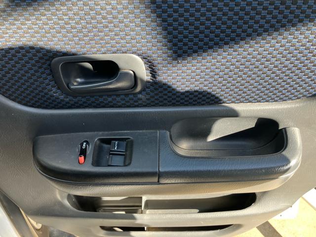 バモスホビオプロ ベースグレード　５ＭＴ　４ＷＤ　エアコン　パワステ　キーレス（9枚目）