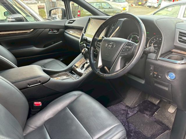 アルファードハイブリッド エグゼクティブラウンジ　ＴＶ＆ナビ　革シート　パワーシート　バックカメラ　後席モニター　アダプティブクルーズコントロール　電動リアゲート　両側電動スライドドア　ＥＴＣ　キーレスエントリー　スマートキー　４ＷＤ　全周囲カメラ（4枚目）