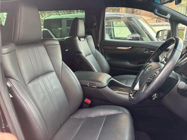 アルファードハイブリッド エグゼクティブラウンジ　ＴＶ＆ナビ　革シート　パワーシート　バックカメラ　後席モニター　アダプティブクルーズコントロール　電動リアゲート　両側電動スライドドア　ＥＴＣ　キーレスエントリー　スマートキー　４ＷＤ　全周囲カメラ（5枚目）